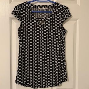 Geometric top with peekaboo hole